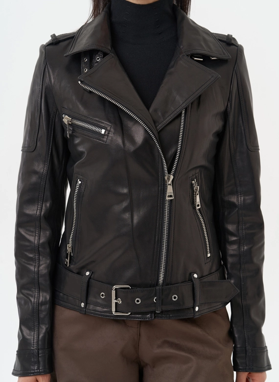 Женская куртка - косуха черного цвета 