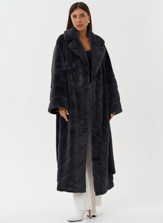 Длинное пальто из эко меха серого цвета