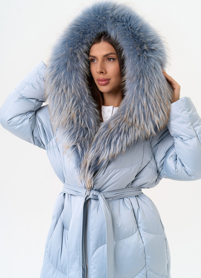 Женский пуховик голубого цвета с отделкой из меха лисы модель № 31696 универмаг малина