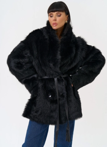 Двухсторонняя дубленка черного цвета с декоративным поясом