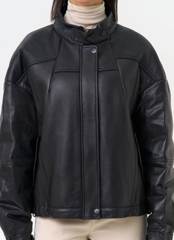 Женский пуховик из натуральной кожи черного цвета