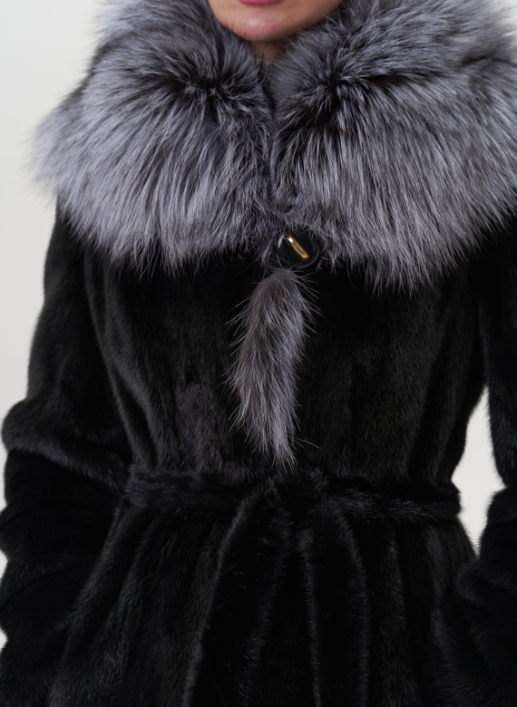 Норковая шуба черного цвета с капюшоном из чернобурки