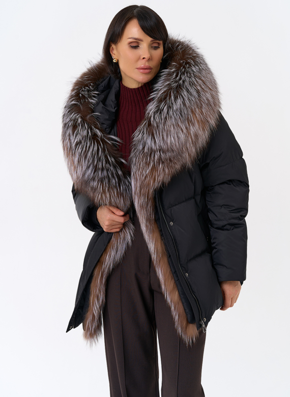 Женский пуховик с отделкой из меха блюфрост