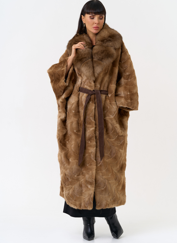 Женская шуба из меха норки с воротником их меха песца