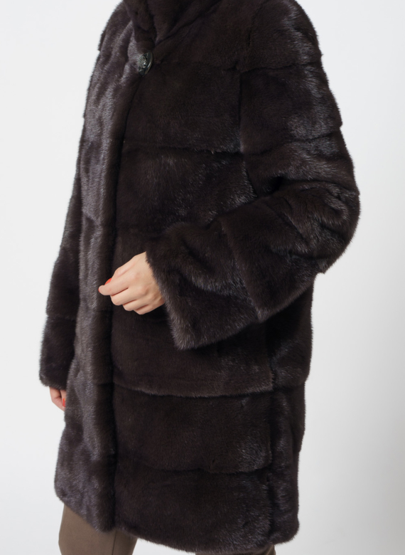 Норковая шуба с воротником стойкой коричневого цвета