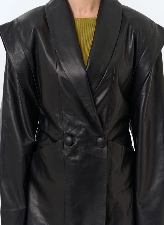 Женская куртка из натуральной кожи с акцентными плечами