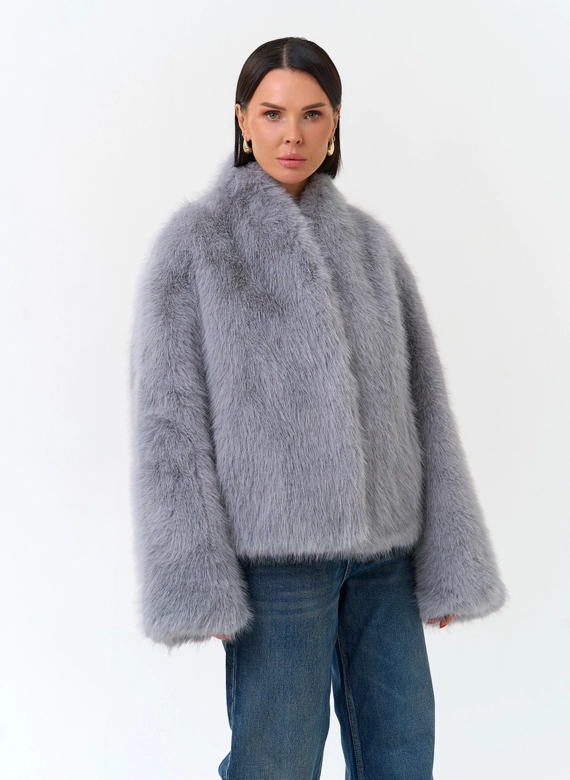 Женская короткая куртка из эко меха фото