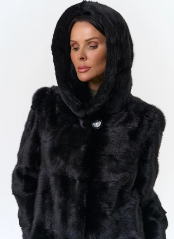 Шуба из норки с капюшоном черного цвета Шуба из норки с капюшоном черного цвета