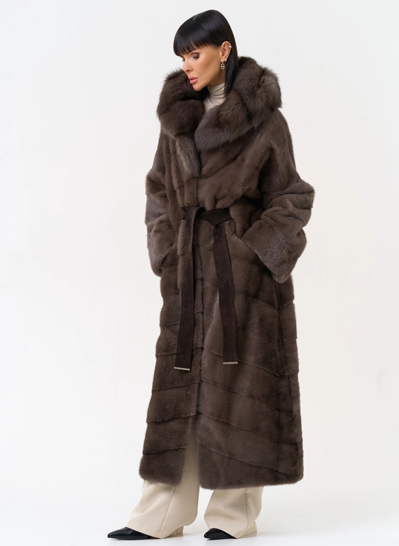 Длинная шуба из меха норки с капюшоном из меха куницы