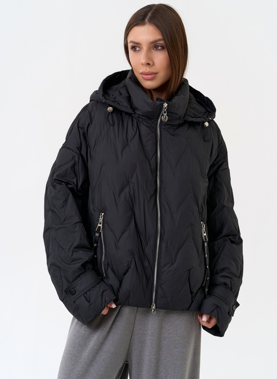 Женская куртка с капюшоном в черном цвете