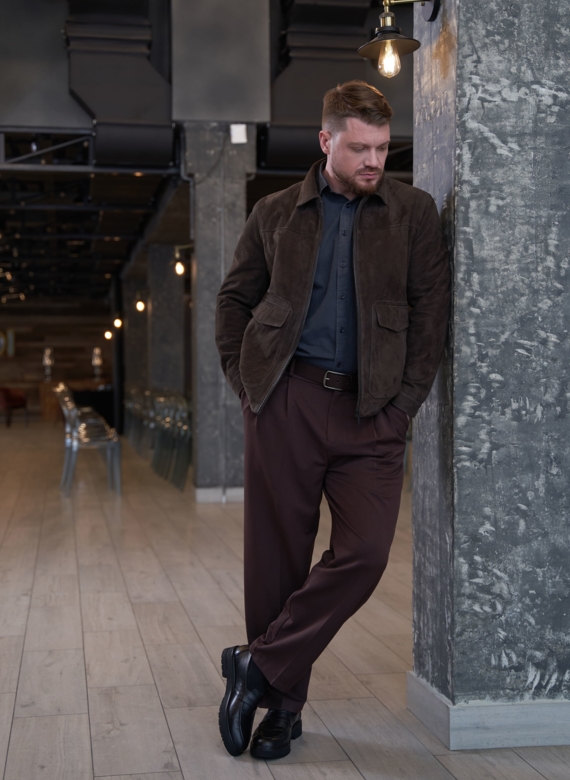 Мужская куртка из натуральной замши коричневого цвета