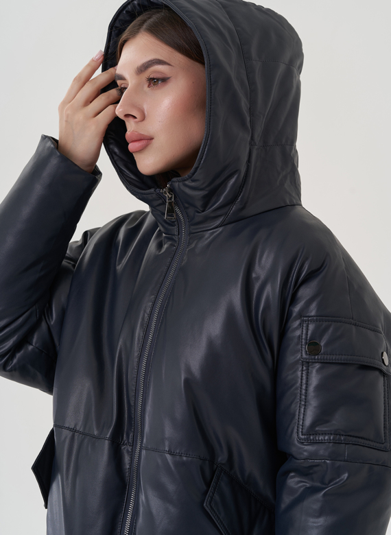 Женский пуховик синего цвета из эко кожи