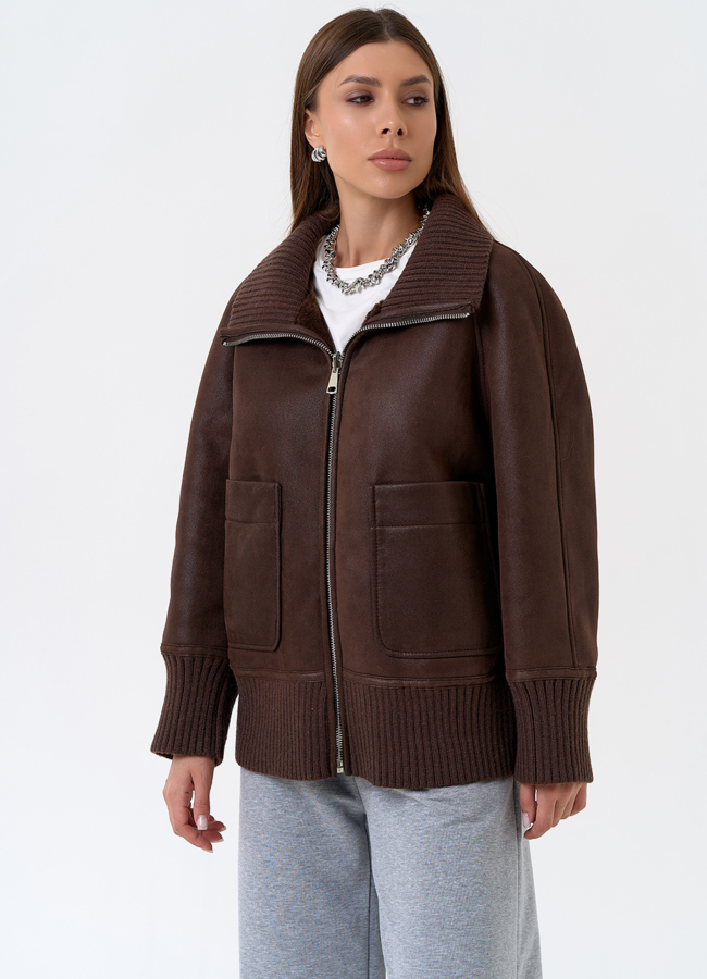 Женский двухсторонний бомбер из эко замши в коричневом цвете модель № 31436 в кредит